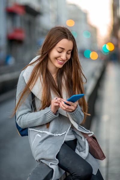 Mujer con teléfono en la ciudad — Foto de Stock