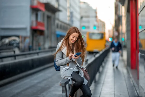 Kvinna med telefon i staden — Stockfoto