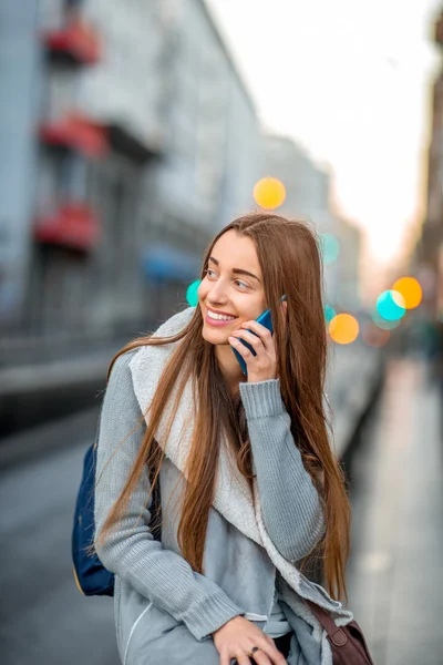 Женщина с телефоном в городе — стоковое фото