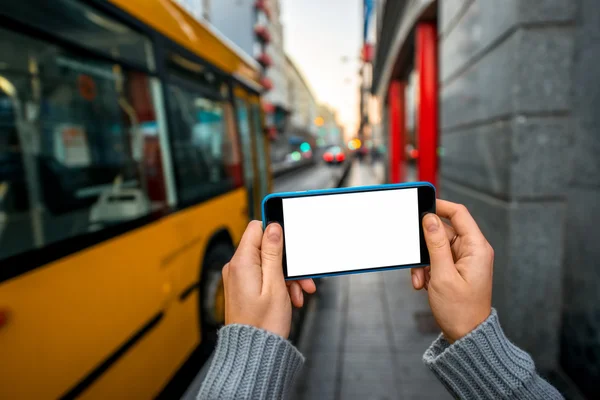 Tenere Smartphone sullo sfondo della città — Foto Stock