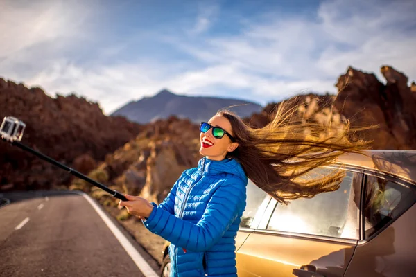 Kvinna att göra selfie stående nära bilen — Stockfoto