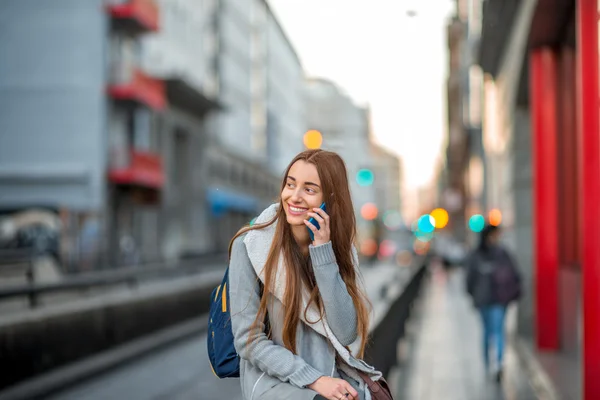 城市里有电话的女人 — 图库照片