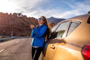 Kadın selfie portre car yakınındaki yapma