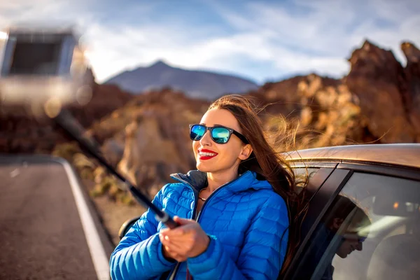 Mujer haciendo retrato de selfie cerca del coche —  Fotos de Stock