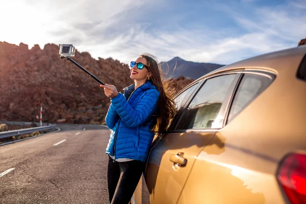 Mujer haciendo retrato de selfie cerca del coche — Foto de Stock