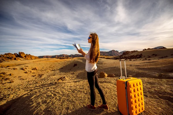 Reiziger in de rotsachtige woestijn — Stockfoto