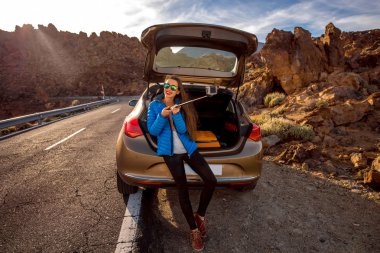 Kadın selfie portre car yakınındaki yapma