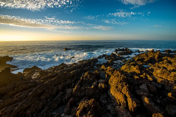 Costa rocciosa dell'oceano — Foto Stock