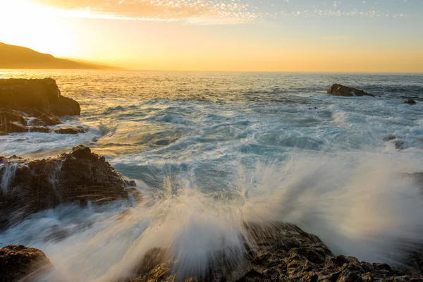 Costa rocciosa dell'oceano — Foto Stock