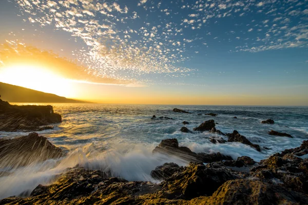 Скалистое побережье океана — стоковое фото