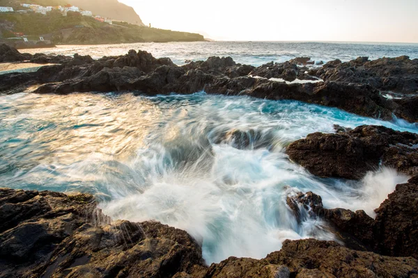 Vista sul mare sulla costa rocciosa con onde — Foto Stock