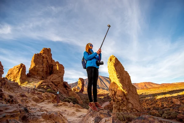 Viajante feminino no parque Teide — Fotografia de Stock