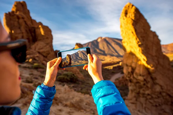 Viajero femenino en el parque del Teide — Foto de Stock