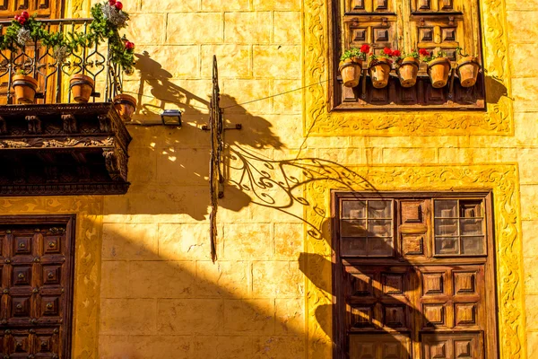 Fachada del edificio amarillo — Foto de Stock