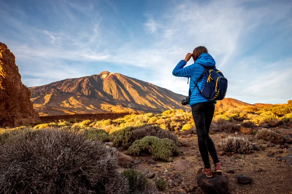 Viajero femenino en el parque del Teide — Foto de Stock