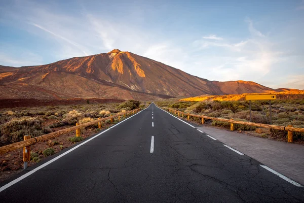 Road to the volcano — Stock Photo, Image