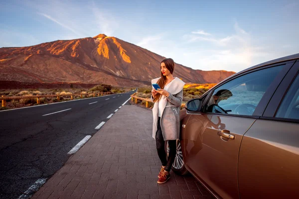 Mujer viajando en coche en Tenerife — Foto de Stock