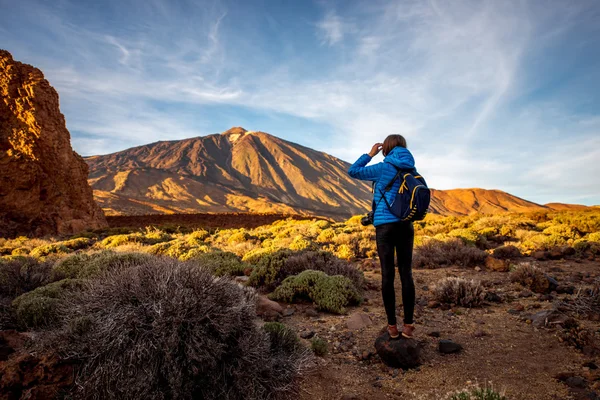 Viajero femenino en el parque del Teide — Foto de Stock