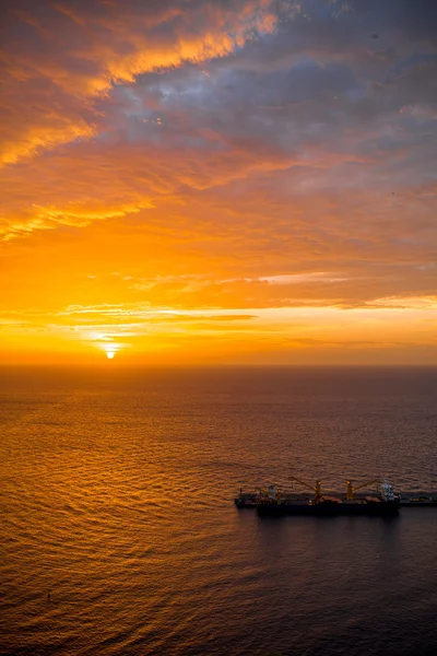 Vista para o mar ao nascer do sol — Fotografia de Stock