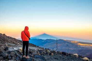 Volkanik manzara üzerinde görünen adam