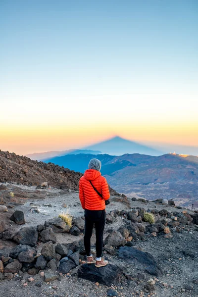 Mann blickt auf die Vulkanlandschaft — Stockfoto
