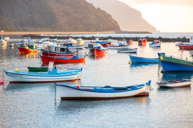 Güneşin üzerinde balıkçı tekneleri