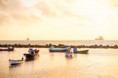 Güneşin üzerinde balıkçı tekneleri