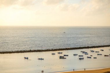 Sahilde balıkçı tekneleri