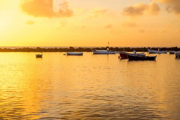 Bateaux de pêche au lever du soleil — Photo