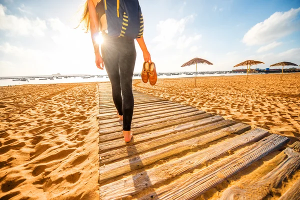 Женщина гуляет по песчаному пляжу — стоковое фото