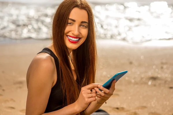 智能手机在海滩上的女人 — 图库照片