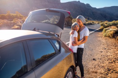 Car yakınındaki eğleniyor gezginler genç Çift