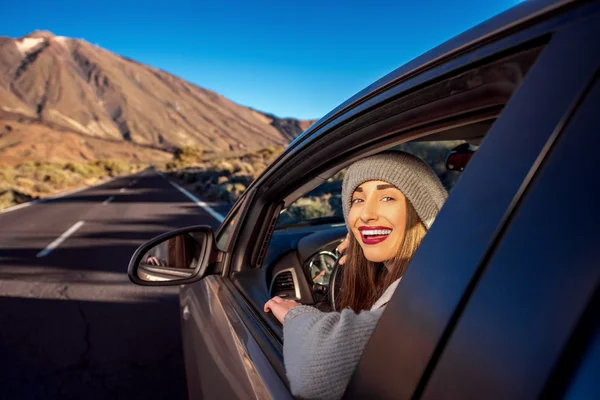 여자 운전 산악도로 — 스톡 사진