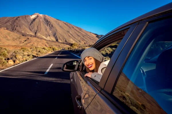 여자 운전 산악도로 — 스톡 사진