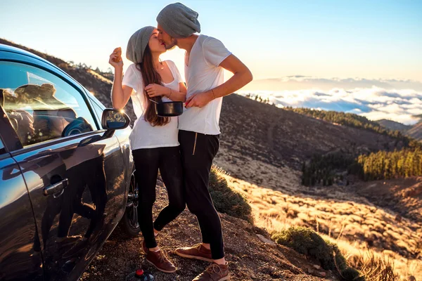 Paar eten hebben picnic in de buurt van de auto — Stockfoto