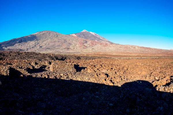 Vulkanlandschaft mit Autoschatten — Stockfoto