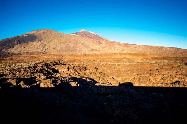 車の影と火山の風景 — ストック写真