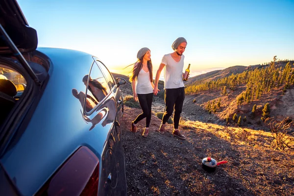 Couple s'amuser sur le bord de la route — Photo