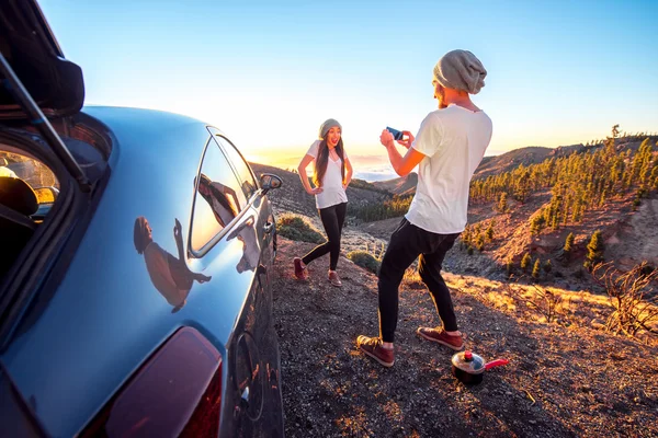 Casal se divertindo perto do carro — Fotografia de Stock