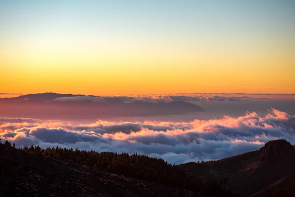 Schöne Aussicht auf die Landschaft bei Sonnenuntergang — Stockfoto