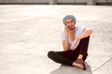 Adam yere akıllı telefon ile