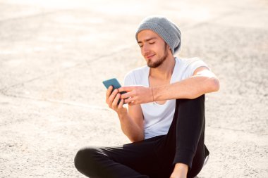 Adam yere akıllı telefon ile