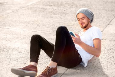 Adam yere akıllı telefon ile