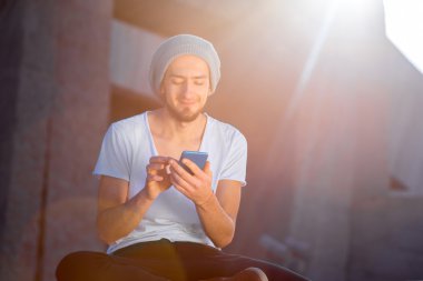 Şehirde telefonu olan bir adam var.