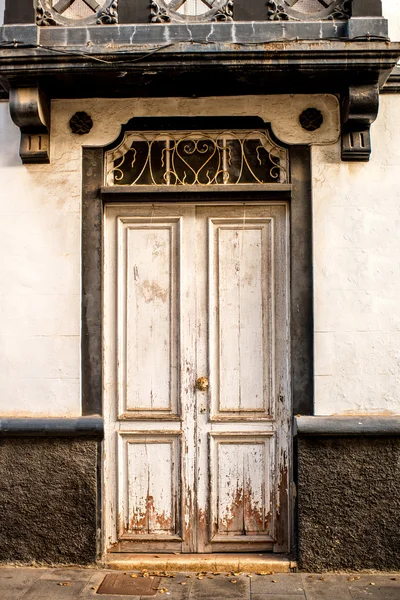 Alte Türfassade — Stockfoto