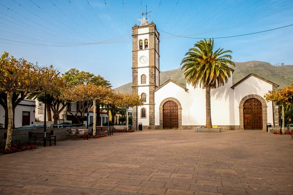 Hlavní náměstí s kostelem ve městě Tegueste — Stock fotografie