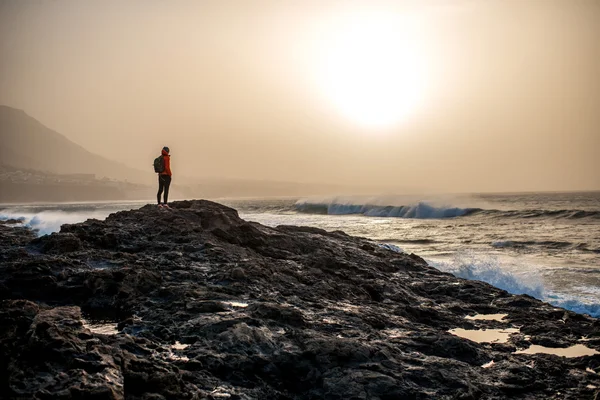 Silhouette maschile sulla costa rocciosa dell'oceano — Foto Stock