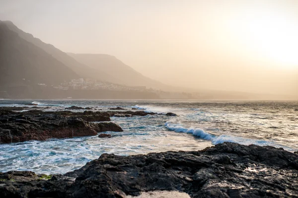 Costa rocciosa dell'oceano con città Bajamar — Foto Stock