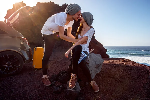 Pareja viajando en coche —  Fotos de Stock