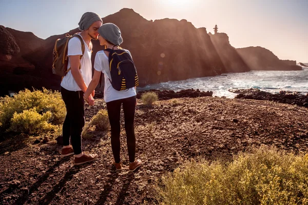 Jeune couple voyageant nature — Photo